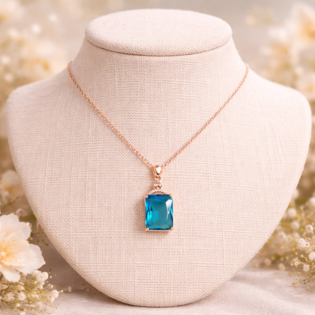 Collier doré avec pendentif rectangulaire en cristal bleu turquoise