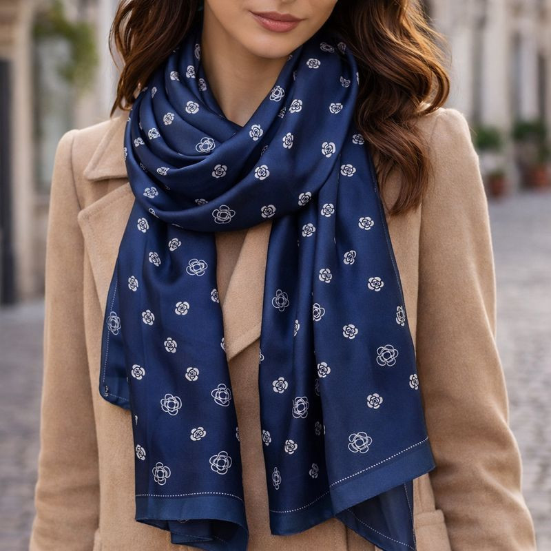 Foulard satin bleu marine à motifs fleuris blancs