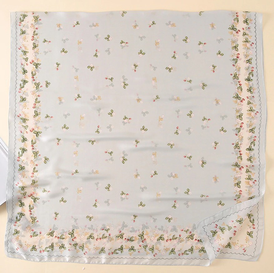 Foulard satin bleu pastel à motifs floraux – 180 × 90 cm – Image 2