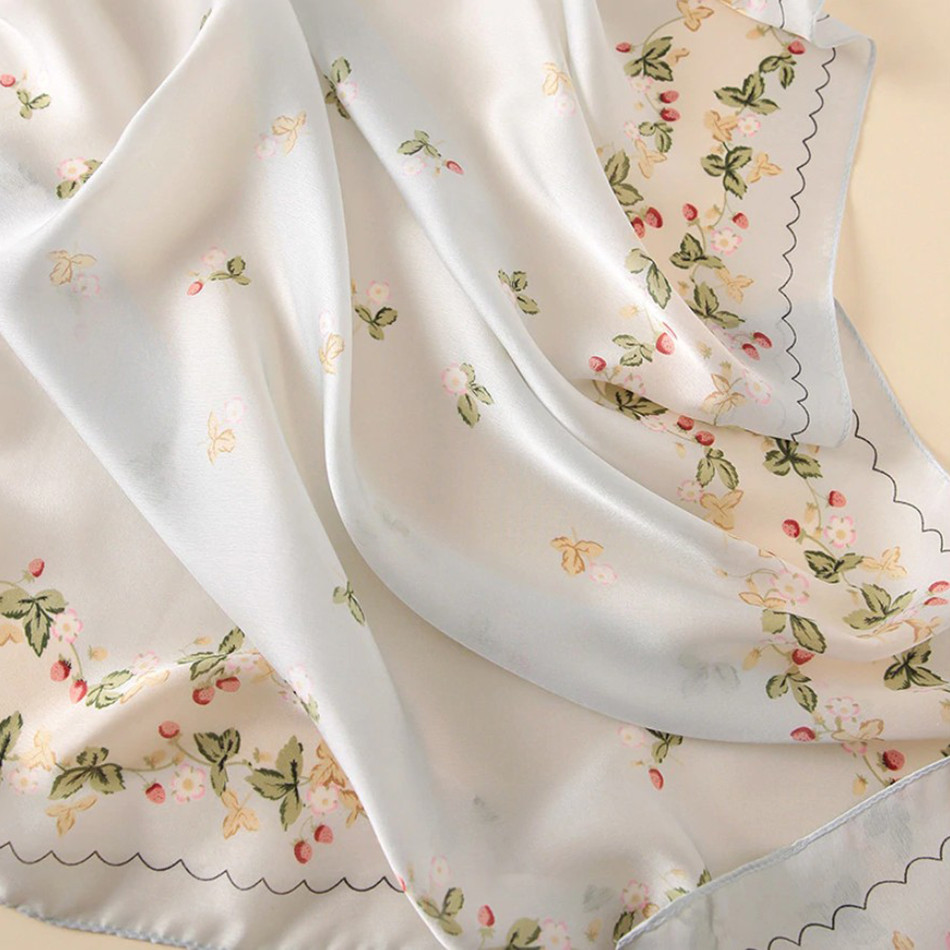 Foulard satin bleu pastel à motifs floraux – 180 × 90 cm – Image 3